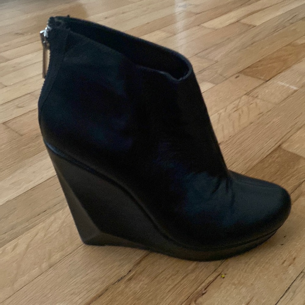 Dolce Vita Women’s Wedge Heel Booties Size 8 black leather